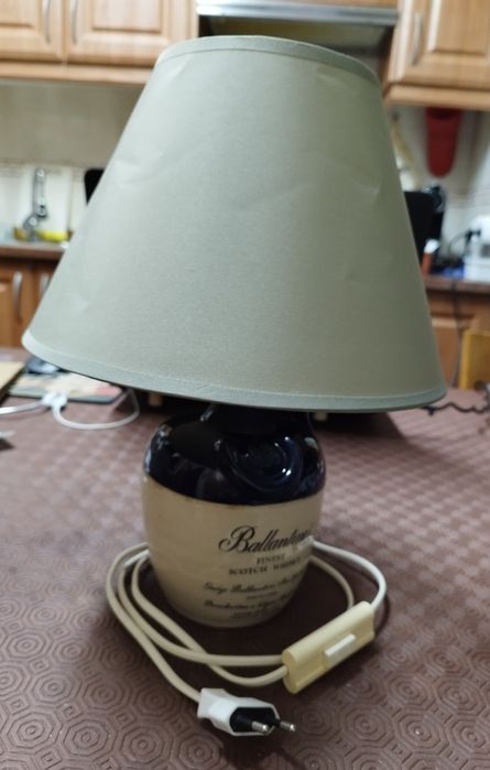 Candeeiro com base garrafa whisky