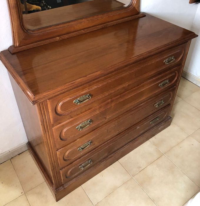 Cómoda de madeira maciça com espelho