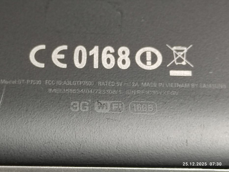 Планшет Samsung GT-P7500 в робочому стані.