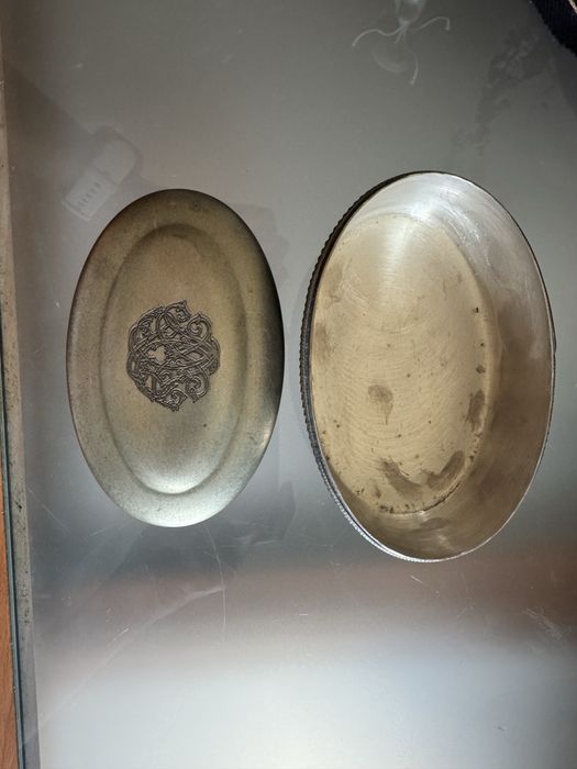 Art Nouveau em metal prateado com monograma antigo
