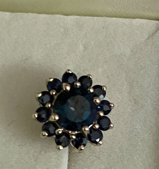 złote kolczyki i pierscionek z szafirami i topazami