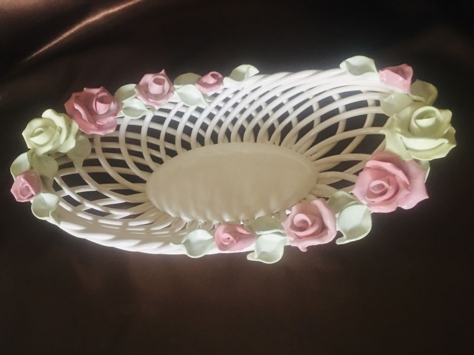 Большая Ладья плетёная, усыпанная цветами