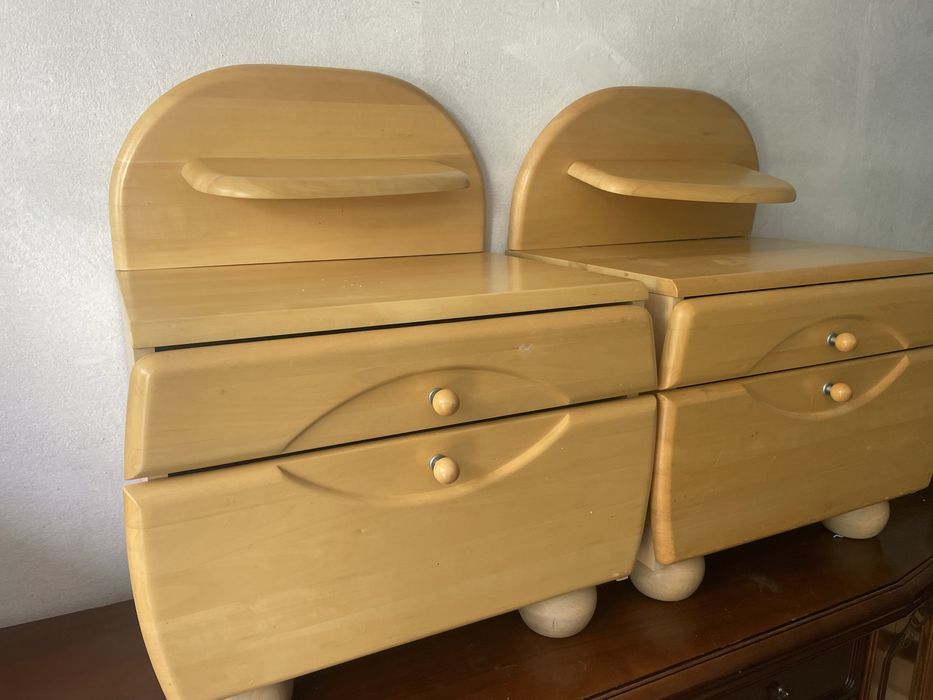 Dwie jasne szafki nocne