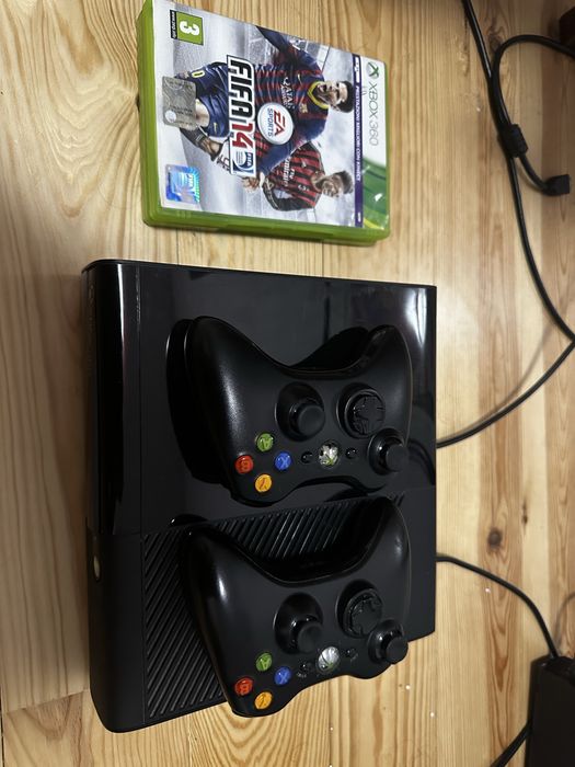 Xbox 360 Elite HDD 250GB  Desbloqueada + 2 Comandos Originais e Jogos