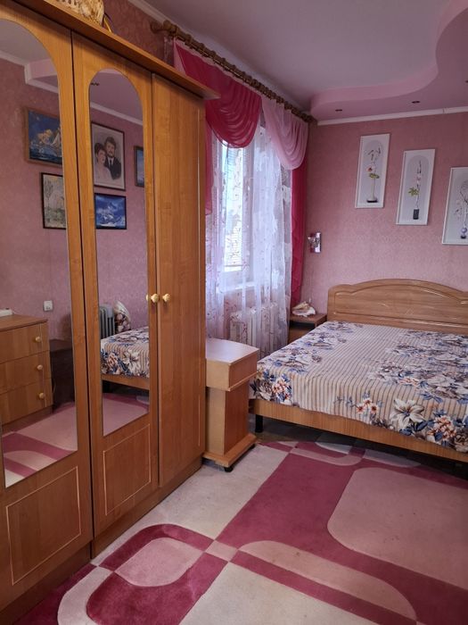 Продам 2х кімнатну квартиру біля 16 міськлікарні ( 44 квартал)+ гараж