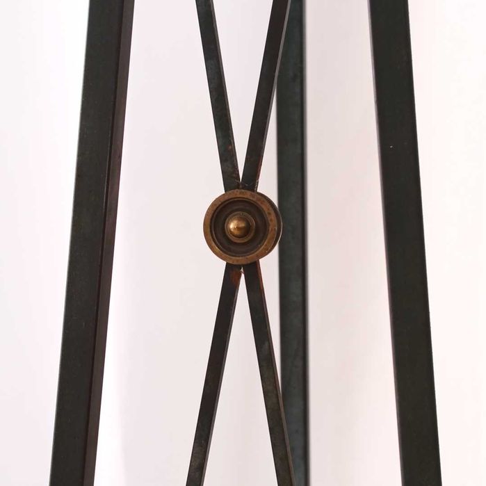 Coluna em ferro com tampo de mármore verde e patas de leão