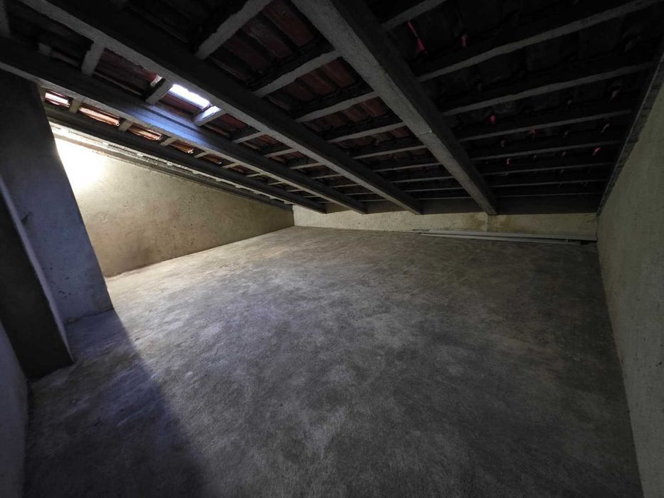 Sotão com 25 m2, espaço amplo para arrumação