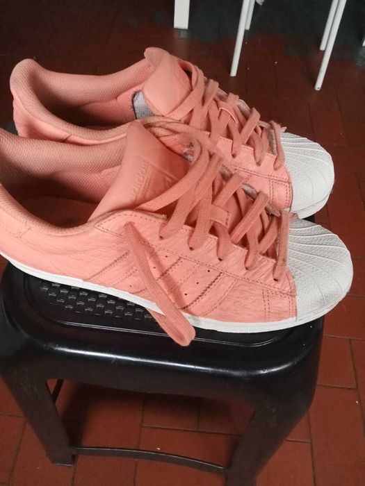 Tênis superstar salmão