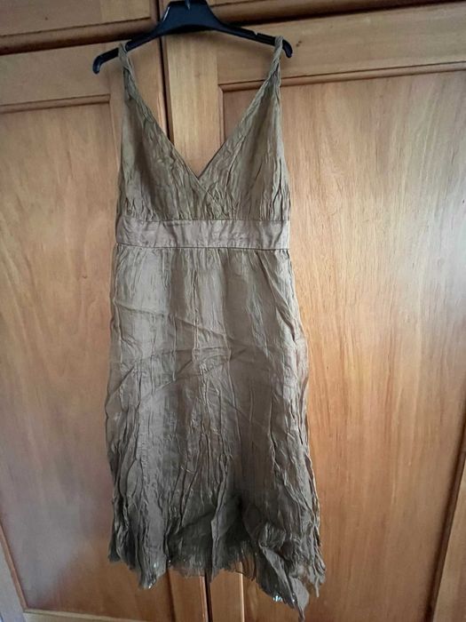 Vestido com pormenor de lantejoulas