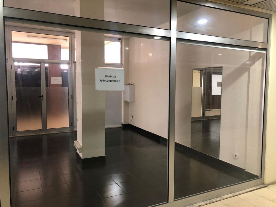 Arrenda-se  loja na Rua Professor Bento de Jesus Caraça, 43