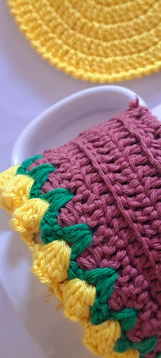 Capa e base em croché para caneca tulipa