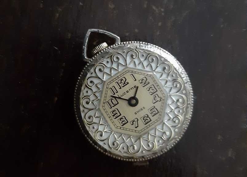 Relógio dourado de corda Vintage