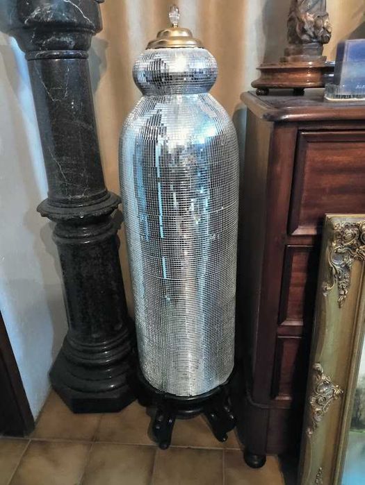 Vaso cilíndrico revestido em mosaico de espelho com tampa dourada