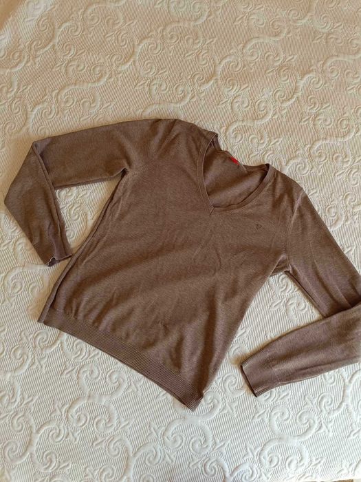 Brązowy sweter z długim rękawem