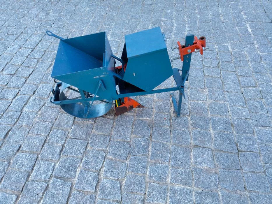 Semeador de milho, e escudificador