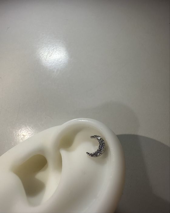 Титановий пірсинг лабрет пірсинг в хрящ