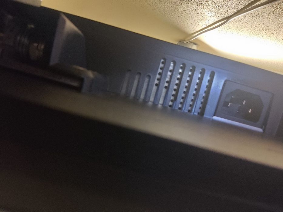 Monitor asus e Cadeira gaming Razer em excelente estado (PRECO NEGOCIÁVEL)