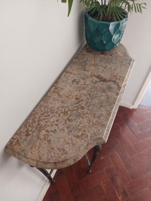Mesinha em mármore