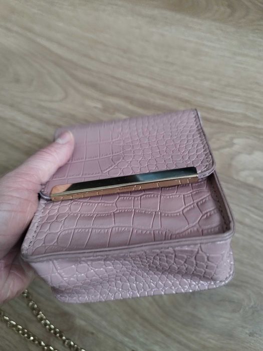 Mała torebka na łańcuszku Primark