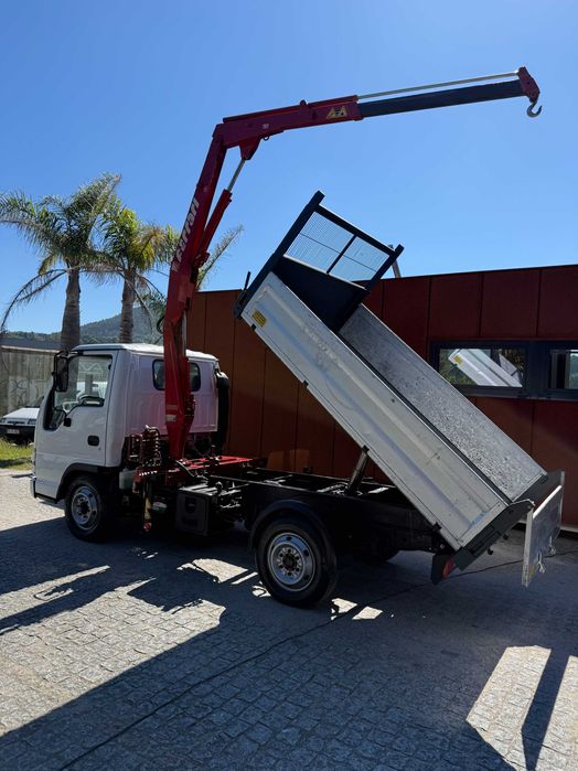 Carrinha Isuzu tribasculante com grua