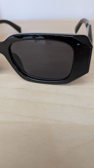 Czarne okulary przeciwsłoneczne Prada