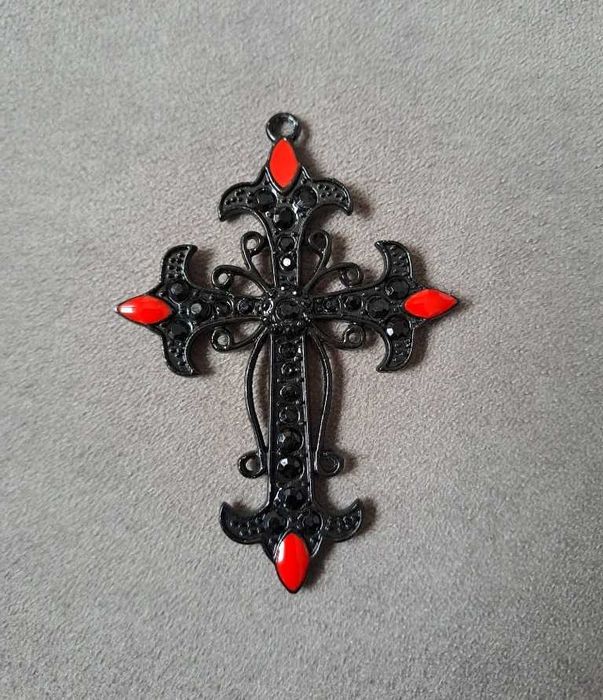 Wisior krzyż czarny metalowy w stylu gotyckim