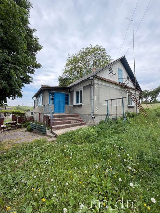 Продаж будинку з хорошим розташуванням