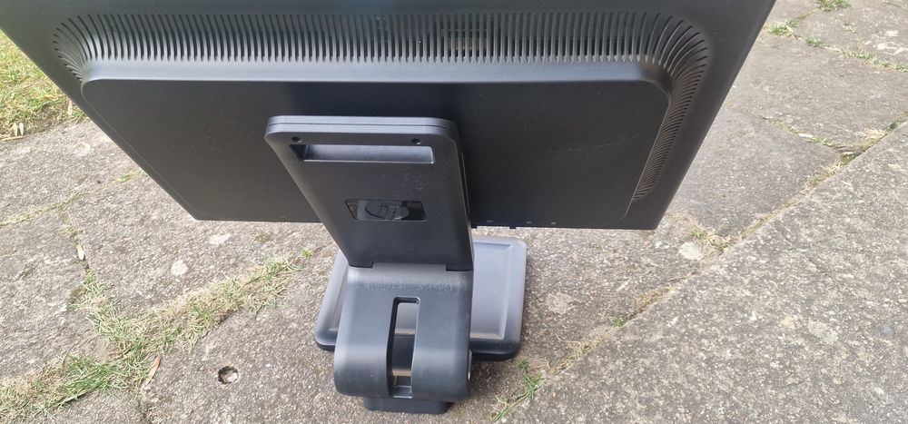 Dwa monitory Led