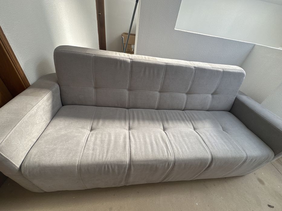Sofa 4 lugares e um puff usados e com algumas manchas.