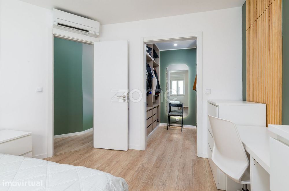 Apartamento T2 com logradouro e anexo.