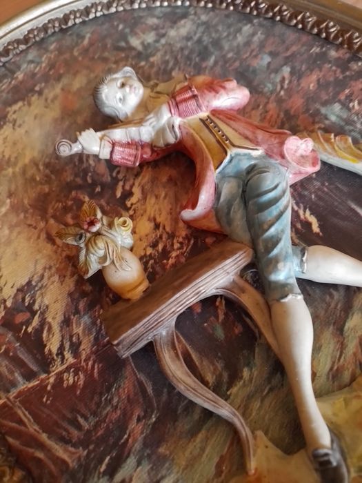 Quadro oval italiano com figuras em relevo