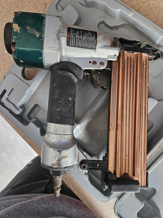 Pistola de pregos pneumática