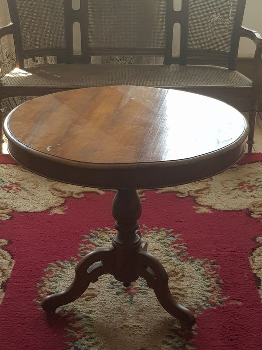 Móveis rústicos, credências, mesa e sofás