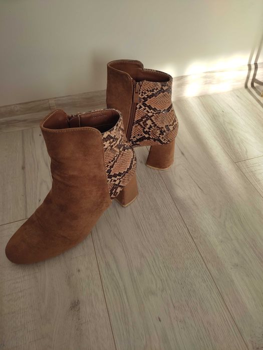 Karmelowe botki na słupku z motywem zwierzęcym roz 39