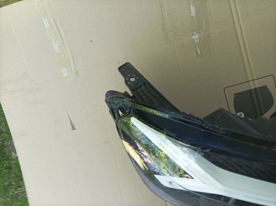 Lampa prawy przód dacia Sandero 3 iii biały środek