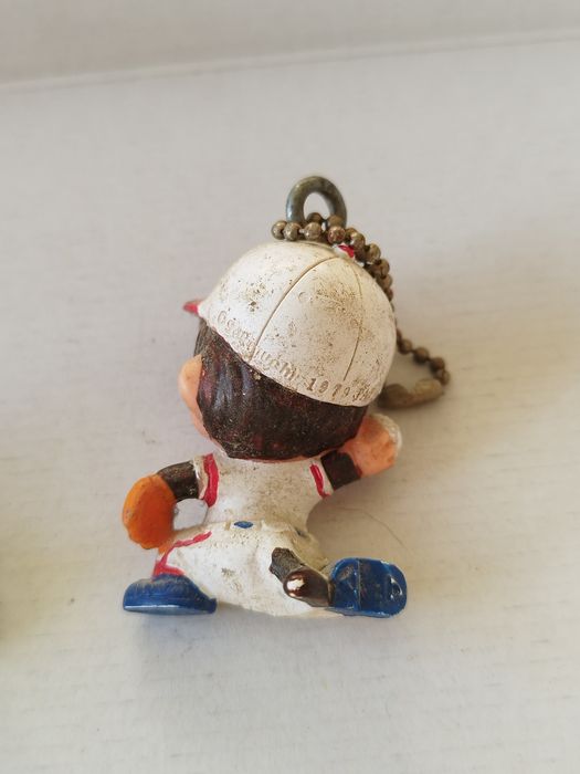 Miniaturas de Monchhichi (conhecidas como Kiki em França) a jogar base