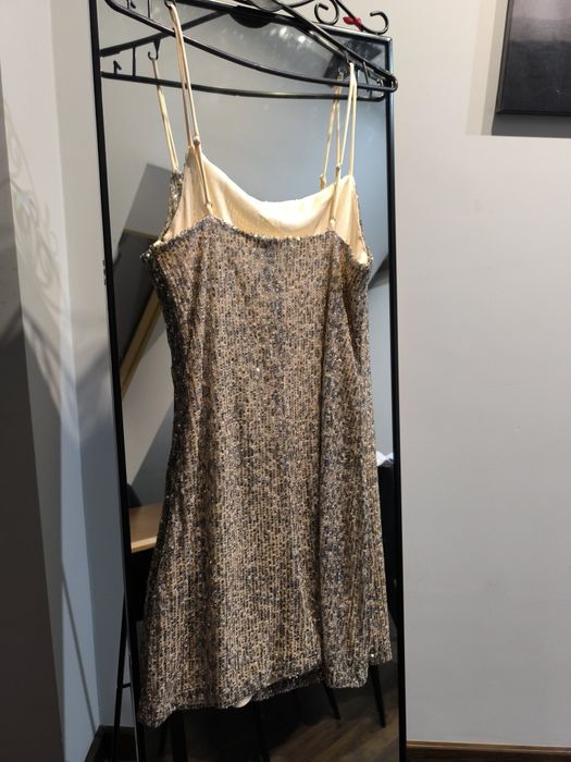 Cekinowa sukienka na ramiączkach.