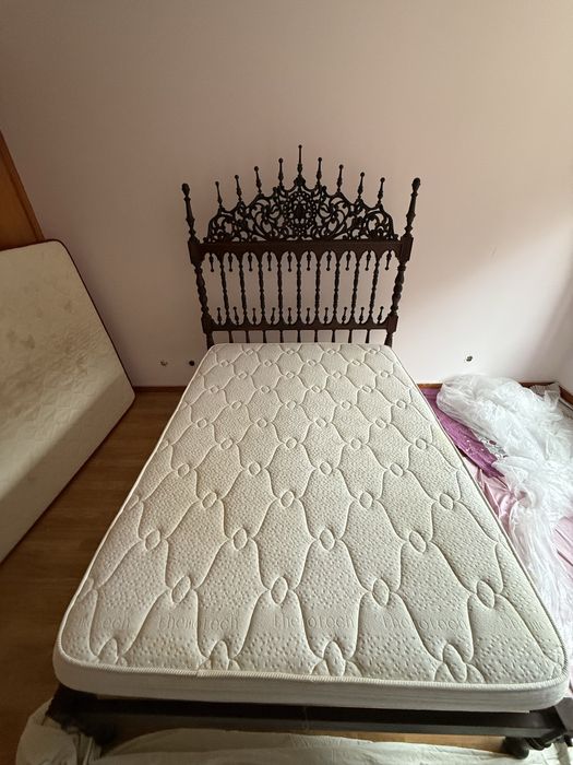 Cama de casal estilo antigo