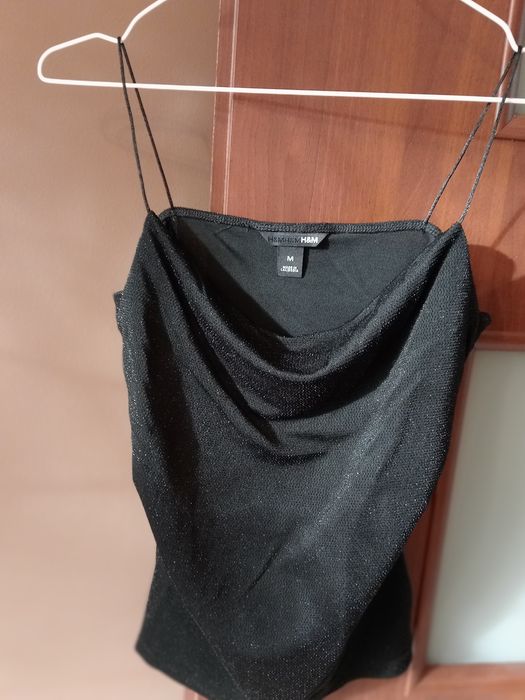 H&M błyszcząca czarna bluzka na ramiączkach