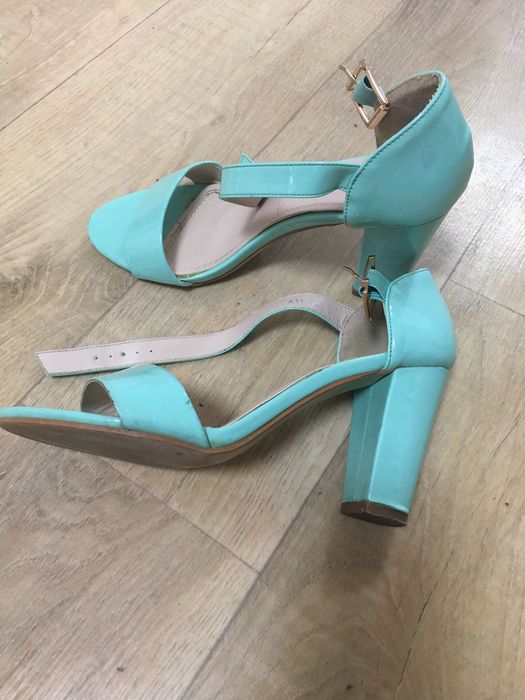 Босоніжки жіночі