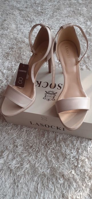 Nowe beżowe sandały na obcasie r 40