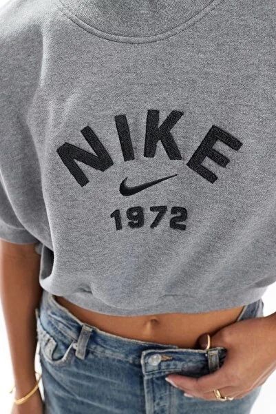 Nike Sportswear - жіночий кроп-топ на S р.