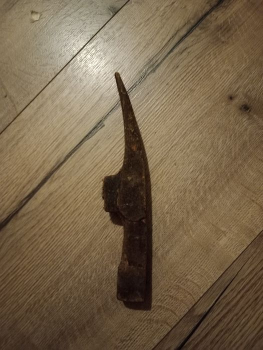 Młotek murarski z czasów PRL.