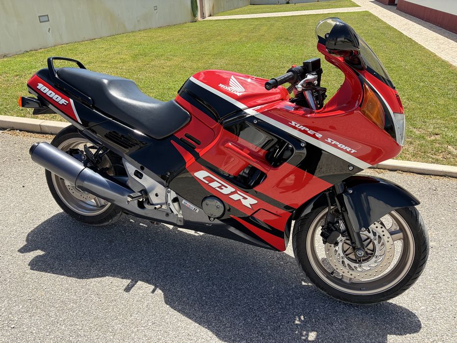 Honda CBR 1000F de 1991 em estado de coleção