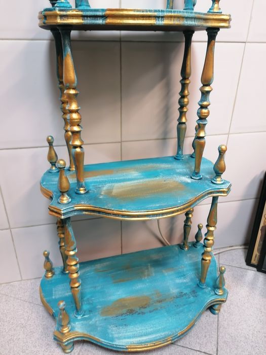 Estante em madeira em tons de azul e dourado