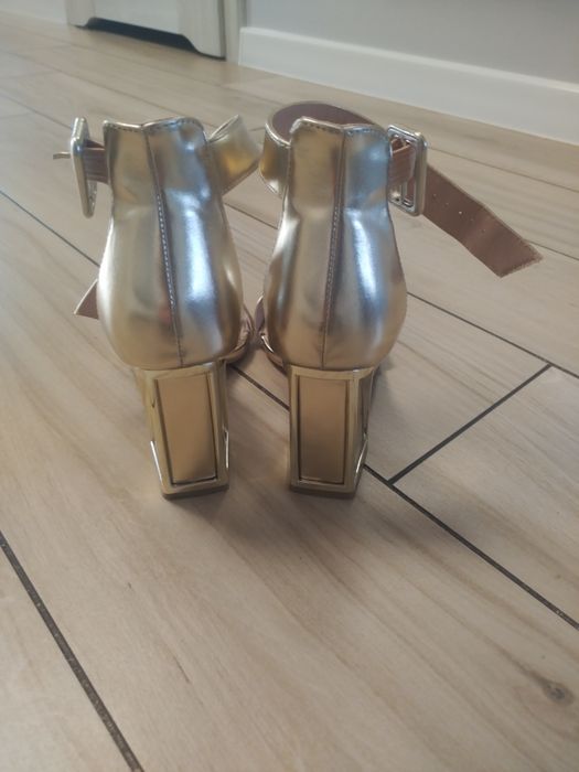 Złote sandałki na słupku