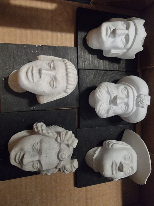 Głowy Wawelskie PRL gipsowe