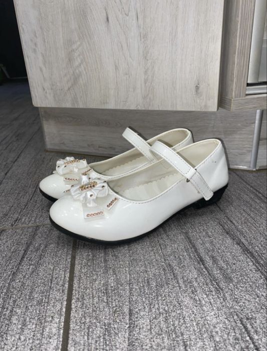 Białe buty na płaskim obcasie