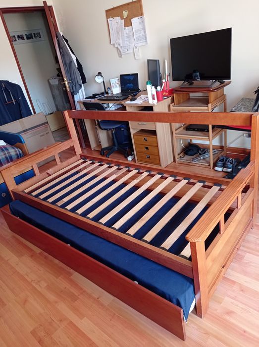Sofá cama em madeira com cama inferior deslizante e pernas articuladas, com colchão. Tudo em bom estado.