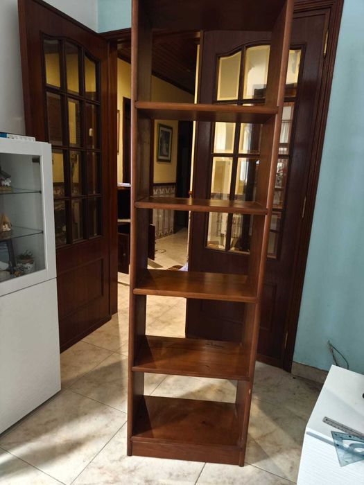 Prateleira de madeira castanha